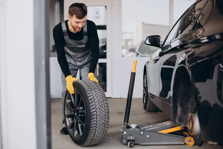 Técnico cambiando la rueda de un coche